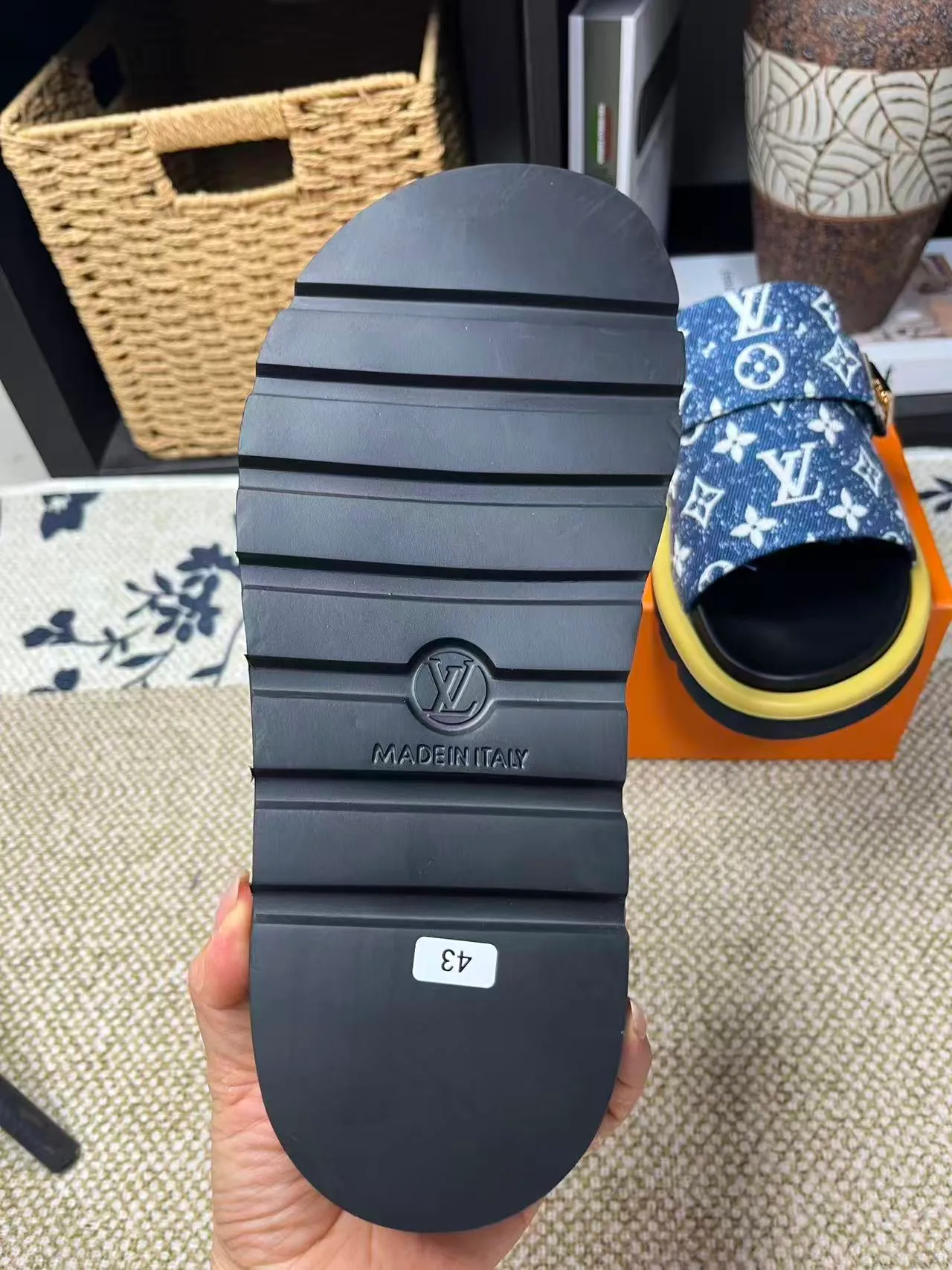 P340 [New Style] [LOUIS VUITTON] Louis Vuitton, LV printing, men's and women's slippers are now on the market, packed in drawer boxes with cloth bags and cards, the upper pattern looks very soft and waxy, and is a super versatile leg slimming tool. Fabric: imported denim/canvas/old fabric, LV hardware LOGO, official website pattern printing, comfortable to wear, feet: high-elastic PU water table. Sole: foam sole, heel height: about 5cm. Code number: 35-46, 35, 45, 46 are custom-made and non-returnable. Color: multiple colors and styles available.